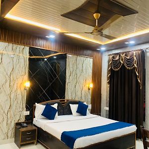 Hotel Royal Respite - Luxury Comfort ! Travellers Delight ! Budget Friendly ! Prime Location ! Guest Favourite